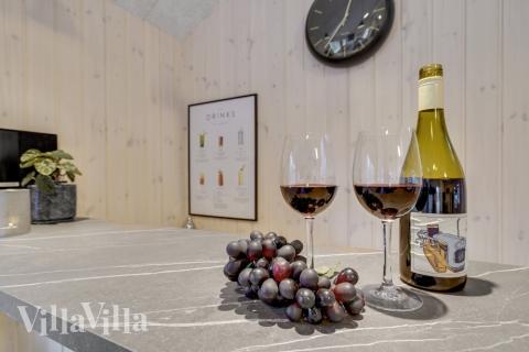 De lekre feriehusene tilbyr blant annet egen bar, som denne i luksushus nr. 568 i Vestjylland