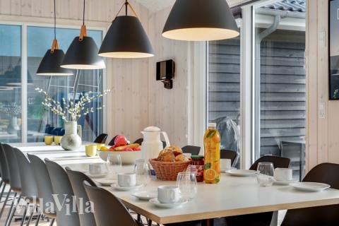 Det er plass til 16 personer i det store lyse oppholdsrommet i luksushus nr. 568.