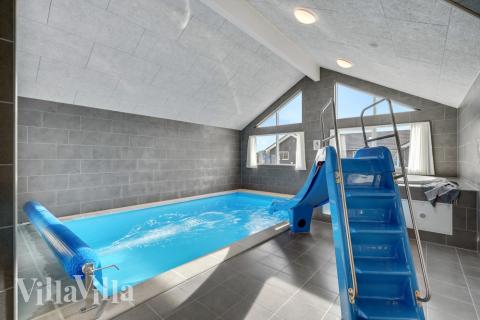 Det flotte bassenget i luksushus nr. 568 til 16 personer