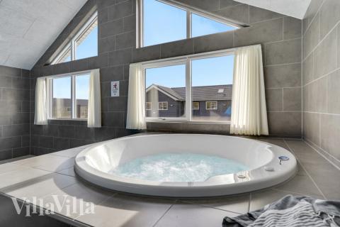 Nyt varmen i boblebadet i luksushus nr. 568 i Vestjylland
