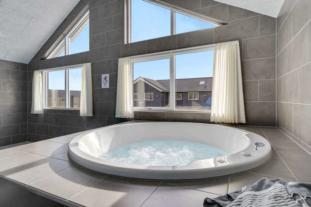 Nyt varmen i boblebadet i luksushus nr. 568 i Vestjylland