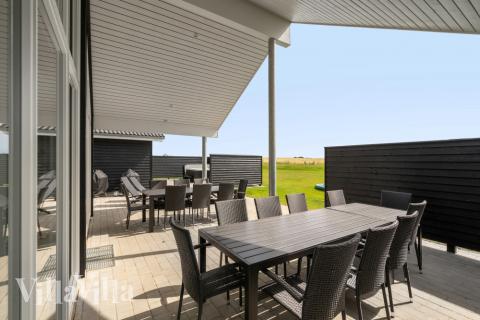 Luksushus nr. 547 har en deilig terrasse med gode hagemøbler til 18 personer.