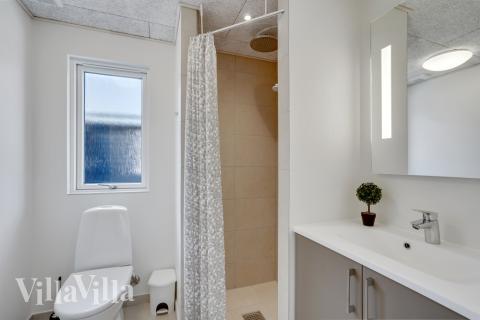 Det finnes bad med dusj i luksushus nr. 547 til 18 personer.