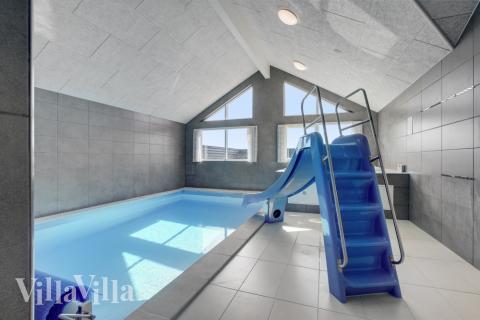 Feriehus 547 har et flott basseng med sklie, et stort innebygd boblebad og en badstue