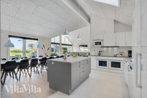 Kjøkkenet i luksushus nr. 547 er fullt utstyrt så dere lett kan lage mat til 18 personer.