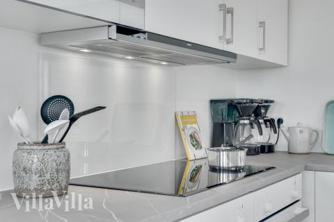 Kjøkkenet i luksushus nr. 547 i Limfjorden er godt innrettet.