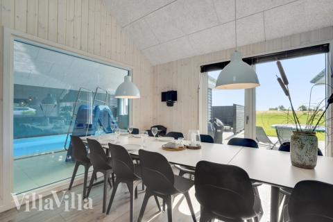 Det er plass til 18 personer i det store lyse oppholdsrommet i luksushus nr. 547.