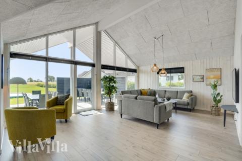 Det er god plass til hygge i feriehusets sofagruppe under oppholdet i luksushus nr. 547