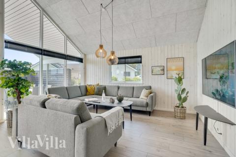 Sofaen i luksushus nr. 547 i Limfjorden er perfekt for å hygge seg med et brettspill eller se en film sammen.