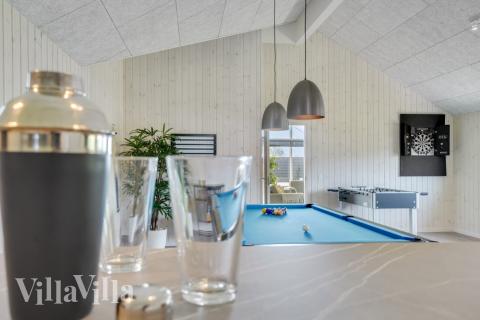 I det attraktive feriehuset nr. 547 i Limfjorden finnes det mengder av utendørsaktiviteter, som leketårn og huskestativ.