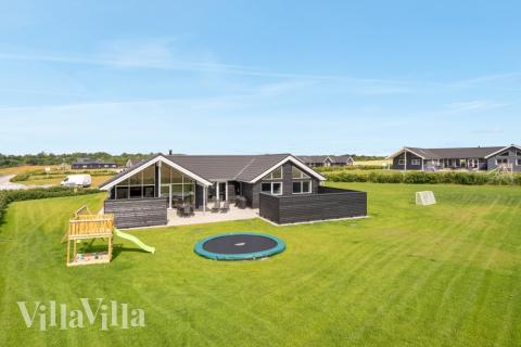 Dette lekre huset med svømmebasseng, nr. 547, med plass til 18 personer, ligger i Limfjorden