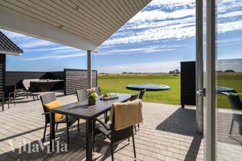 På terrassen i feriehus nr. 547 er det plass til 18 personer.