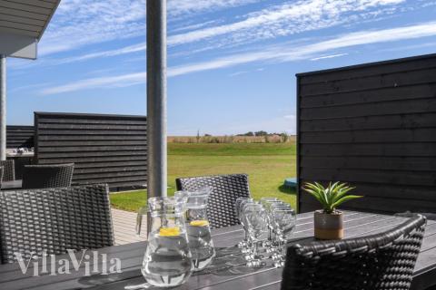 Nyt en grillkveld på terrassen i luksushus nr. 547 i Limfjorden