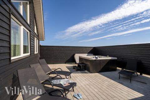 Stor terrasse i luksushus nr. 547 i Limfjorden.