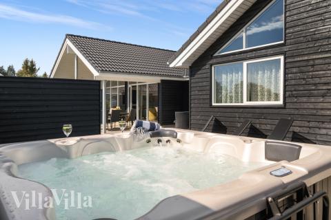 Nyt varmen i boblebadet i luksushus nr. 547 i Limfjorden
