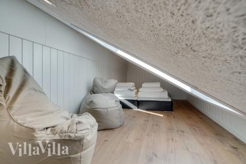 Noen av de 18 soveplassene i luksushus nr. 558 finnes på hems