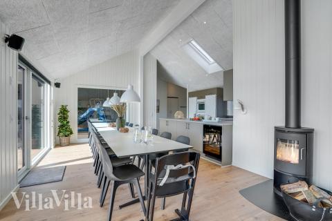 Det er plass til 18 personer i det store lyse oppholdsrommet i luksushus nr. 558.