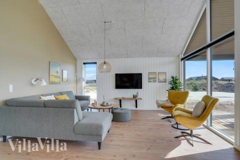 Det er god plass til hygge i feriehusets sofagruppe under oppholdet i luksushus nr. 558