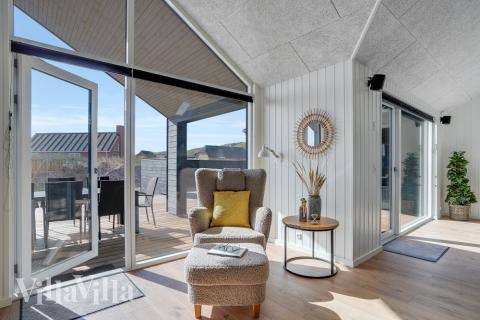 Sofaen i luksushus nr. 558 i Vestjylland er perfekt for å hygge seg med et brettspill eller se en film sammen.