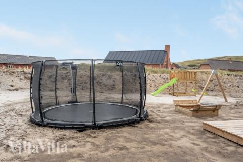 I det attraktive feriehuset nr. 558 i Vestjylland finnes det mengder av utendørsaktiviteter, som leketårn og huskestativ.