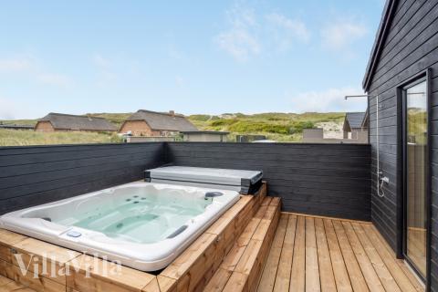 Nyt varmen i boblebadet i luksushus nr. 558 i Vestjylland