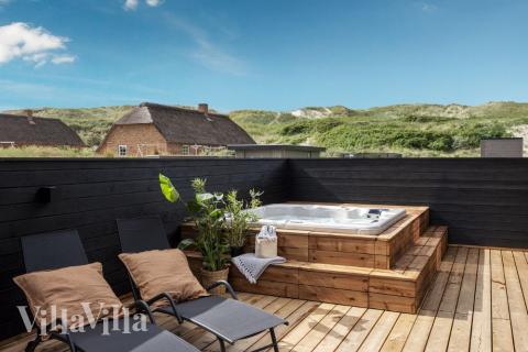 Nyt en grillkveld på terrassen i luksushus nr. 558 i Vestjylland
