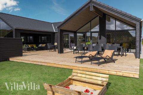 Dette lekre huset med svømmebasseng, nr. 558, med plass til 18 personer, ligger i Vestjylland