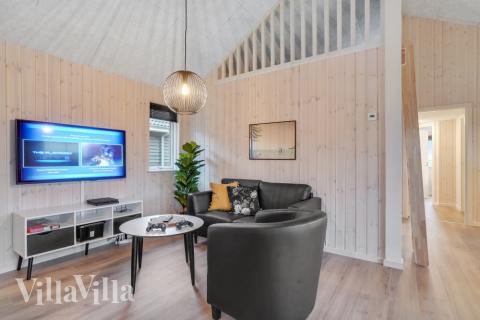 Det er god plass til hygge i feriehusets sofagruppe under oppholdet i luksushus nr. 545