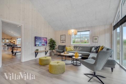 Sofaen i luksushus nr. 545 i Limfjorden er perfekt for å hygge seg med et brettspill eller se en film sammen.