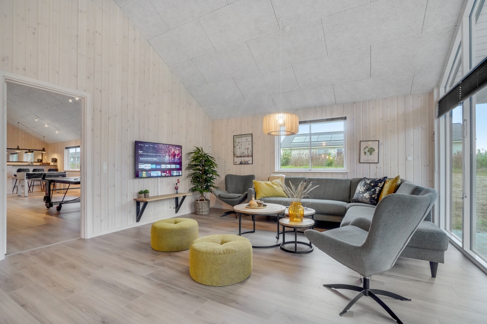 Sofaen i luksushus nr. 545 i Limfjorden er perfekt for å hygge seg med et brettspill eller se en film sammen.