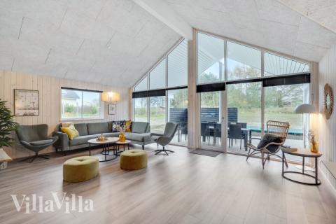 Sofakroken i luksushus nr. 545 i Limfjorden.