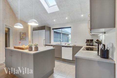 Kjøkkenet i luksushus nr. 545 er fullt utstyrt så dere lett kan lage mat til 18 personer.