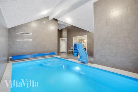 Feriehus 545 har et flott basseng med sklie, et stort innebygd boblebad og en badstue