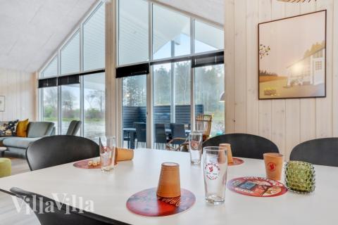 Det er plass til 18 personer i det store lyse oppholdsrommet i luksushus nr. 545.