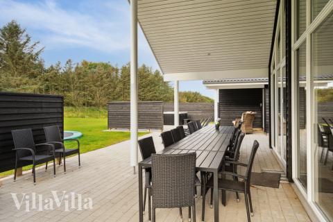 Nyt en grillkveld på terrassen i luksushus nr. 545 i Limfjorden