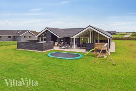 Dette lekre huset med svømmebasseng, nr. 545, med plass til 18 personer, ligger i Limfjorden