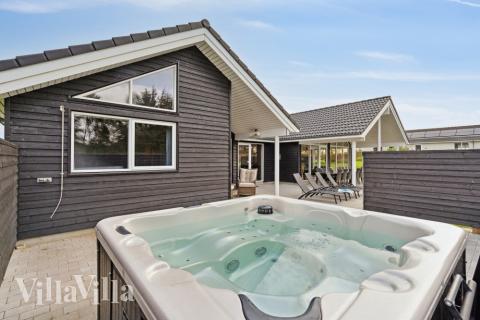 Nyt varmen i boblebadet i luksushus nr. 545 i Limfjorden