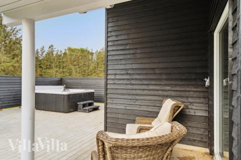 På terrassen i feriehus nr. 545 er det plass til 18 personer.