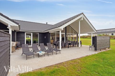 Luksushus nr. 545 har en deilig terrasse med gode hagemøbler til 18 personer.