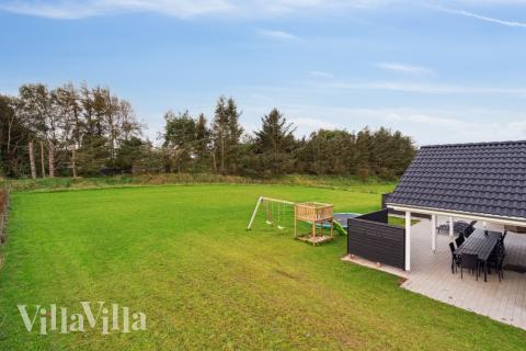 I det attraktive feriehuset nr. 545 i Limfjorden finnes det mengder av utendørsaktiviteter, som leketårn og huskestativ.