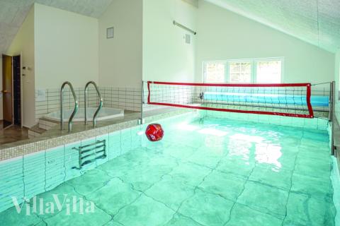 Feriehus 570 har et flott basseng med sklie, et stort innebygd boblebad og en badstue