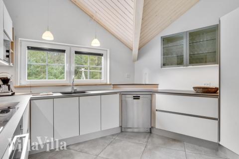 Kjøkkenet i luksushus nr. 570 i Vestjylland er godt innrettet.