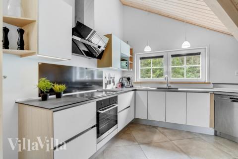 Kjøkkenet i luksushus nr. 570 er fullt utstyrt så dere lett kan lage mat til 14 personer.