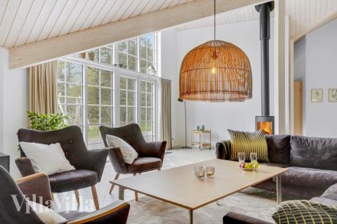 Sofaen i luksushus nr. 570 i Vestjylland er perfekt for å hygge seg med et brettspill eller se en film sammen.