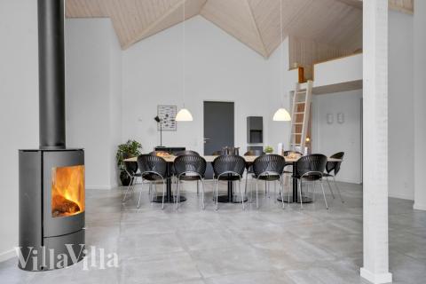 Det er plass til 14 personer i det store lyse oppholdsrommet i luksushus nr. 570.