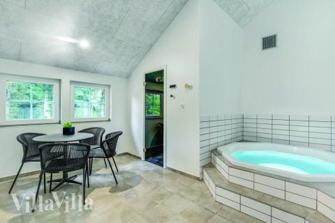 Det flotte bassenget i luksushus nr. 570 til 14 personer