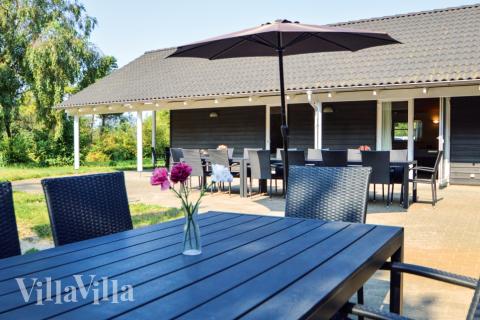 Nyt en grillkveld på terrassen i luksushus nr. 571 i Sydjylland