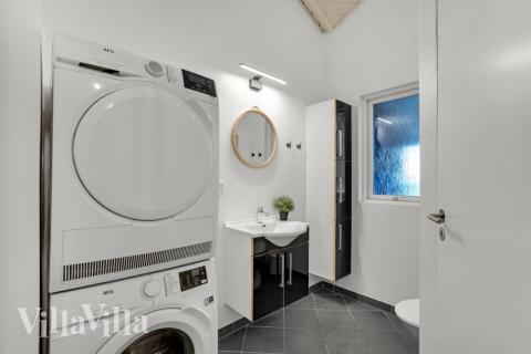 Det finnes bad med dusj i luksushus nr. 571 til 22 personer.