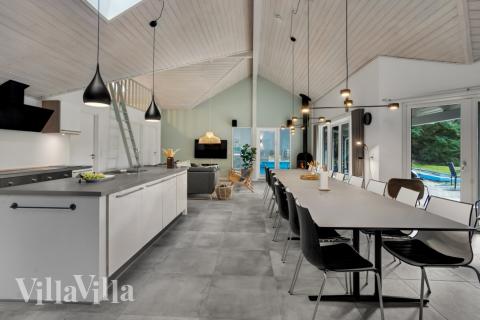 Det er plass til 22 personer i det store lyse oppholdsrommet i luksushus nr. 571.