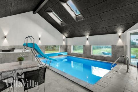 Det flotte bassenget i luksushus nr. 571 til 22 personer